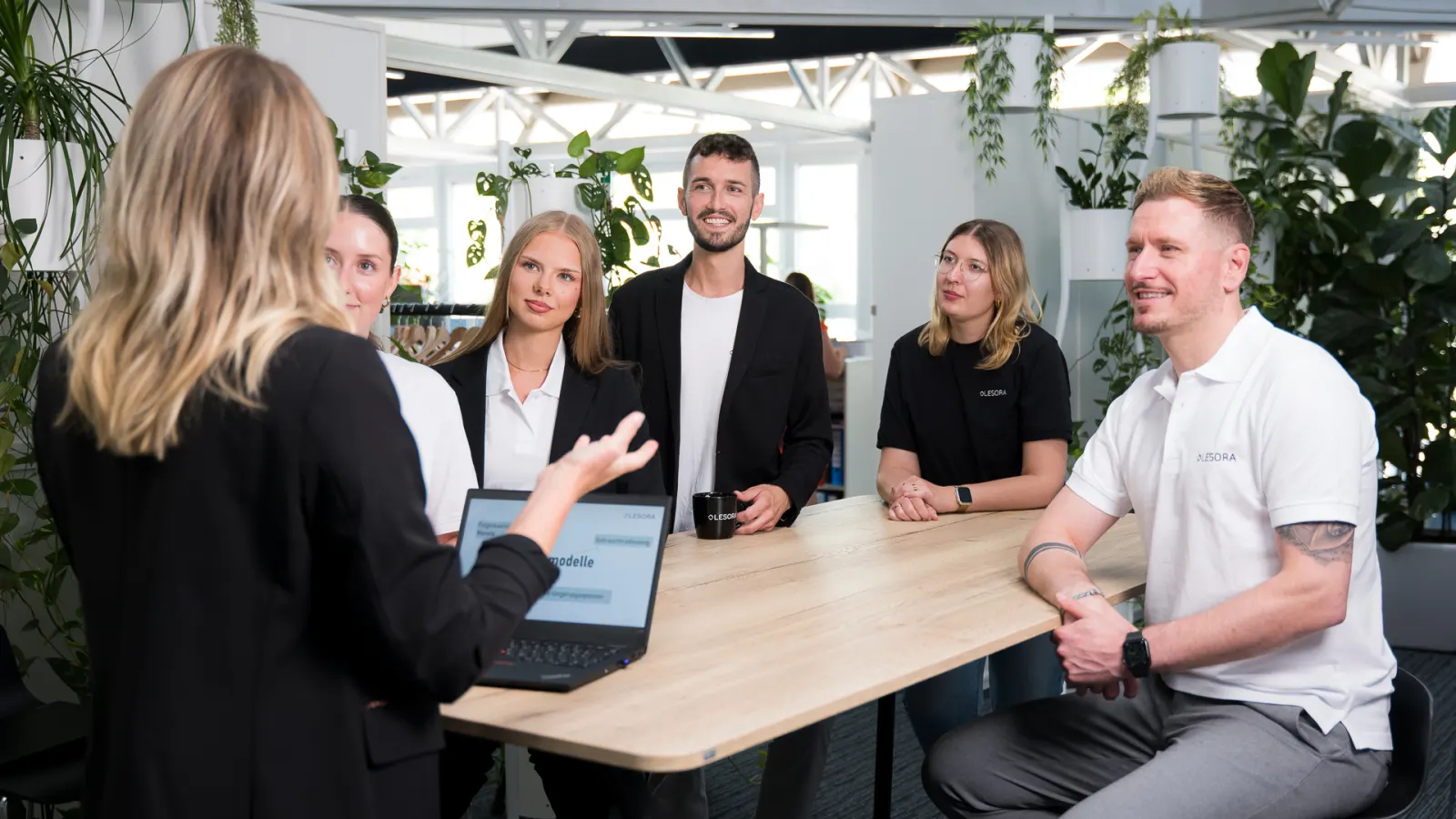 Mitarbeiterinnen und Mitarbeiter der Lesora im Freiburger Büro